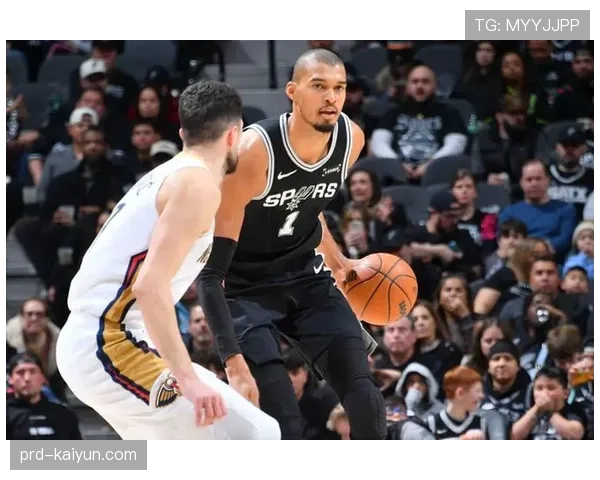 致敬传奇:马刺主场播放GDP组合纪念短片,文班亚马场边观看